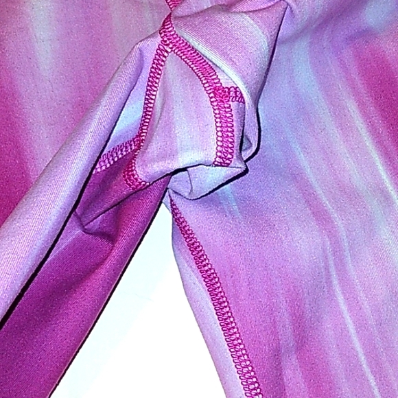 EUC Women's Under Armour Purple Ombre Athletic stretch Capri pants - Picture 4 of 12